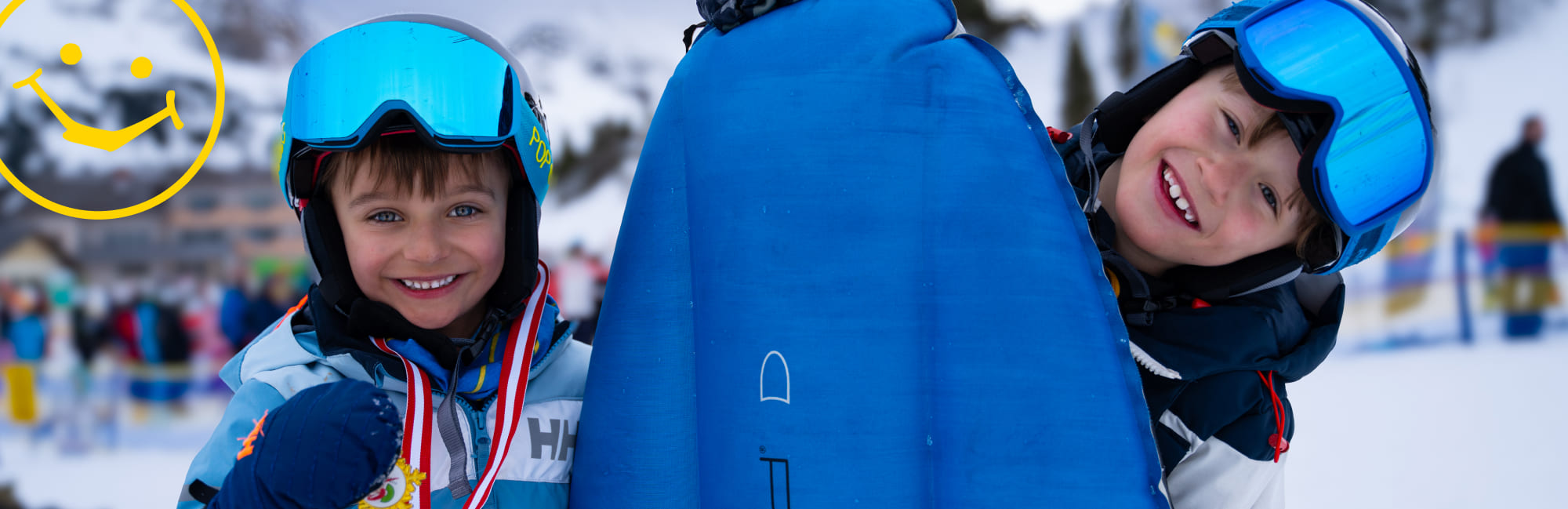 Zwei Jungs haben Spaß beim Airboarding in Obertauern