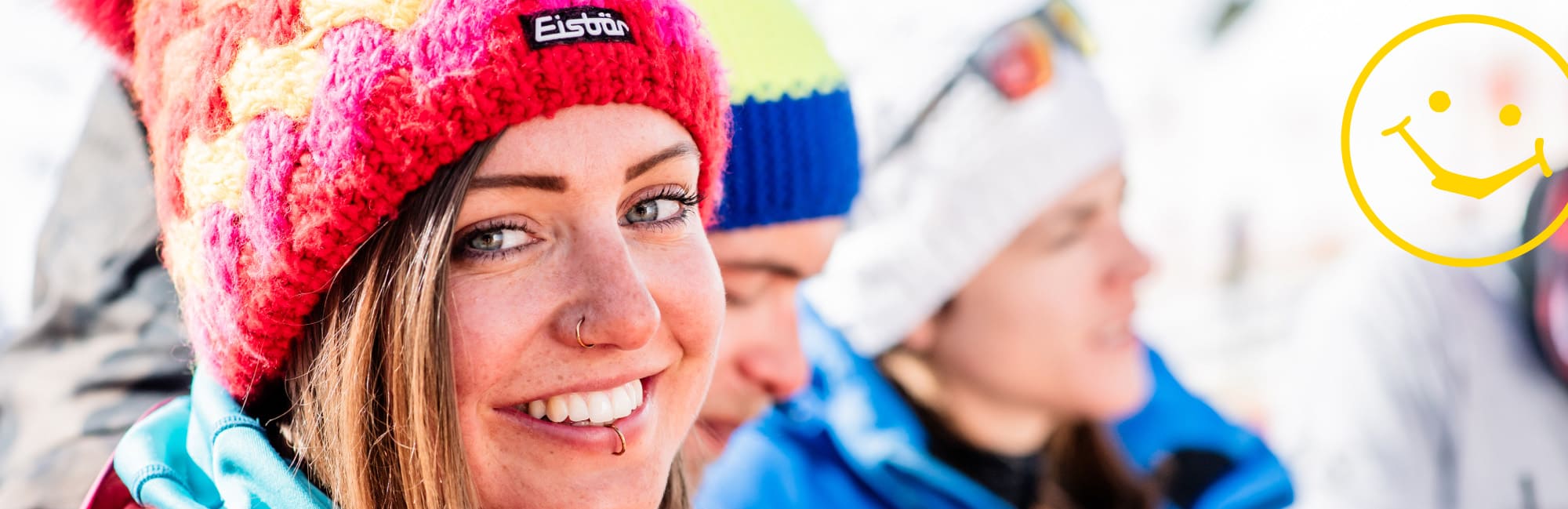 Dame lacht während dem Après Ski in Obertauern