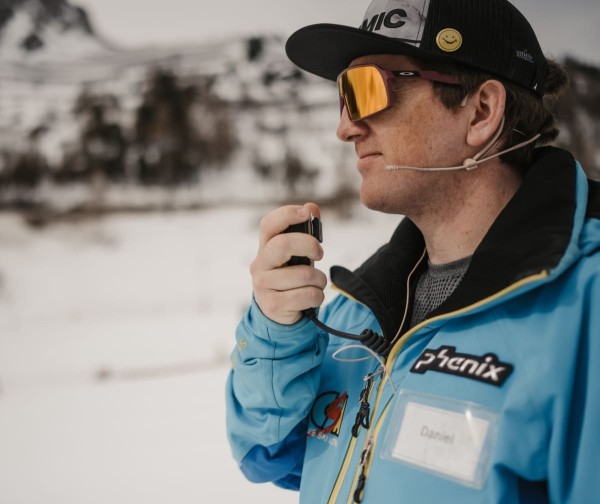 Skilehrer am Funkgerät