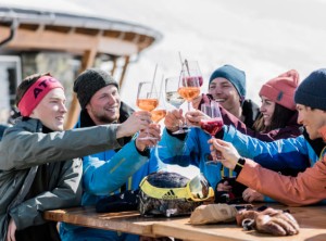 Toasting at the Après Ski